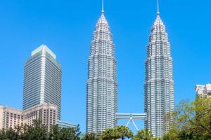 Башни–близнецы в Малайзии Между башнями петронас мост стеклянный